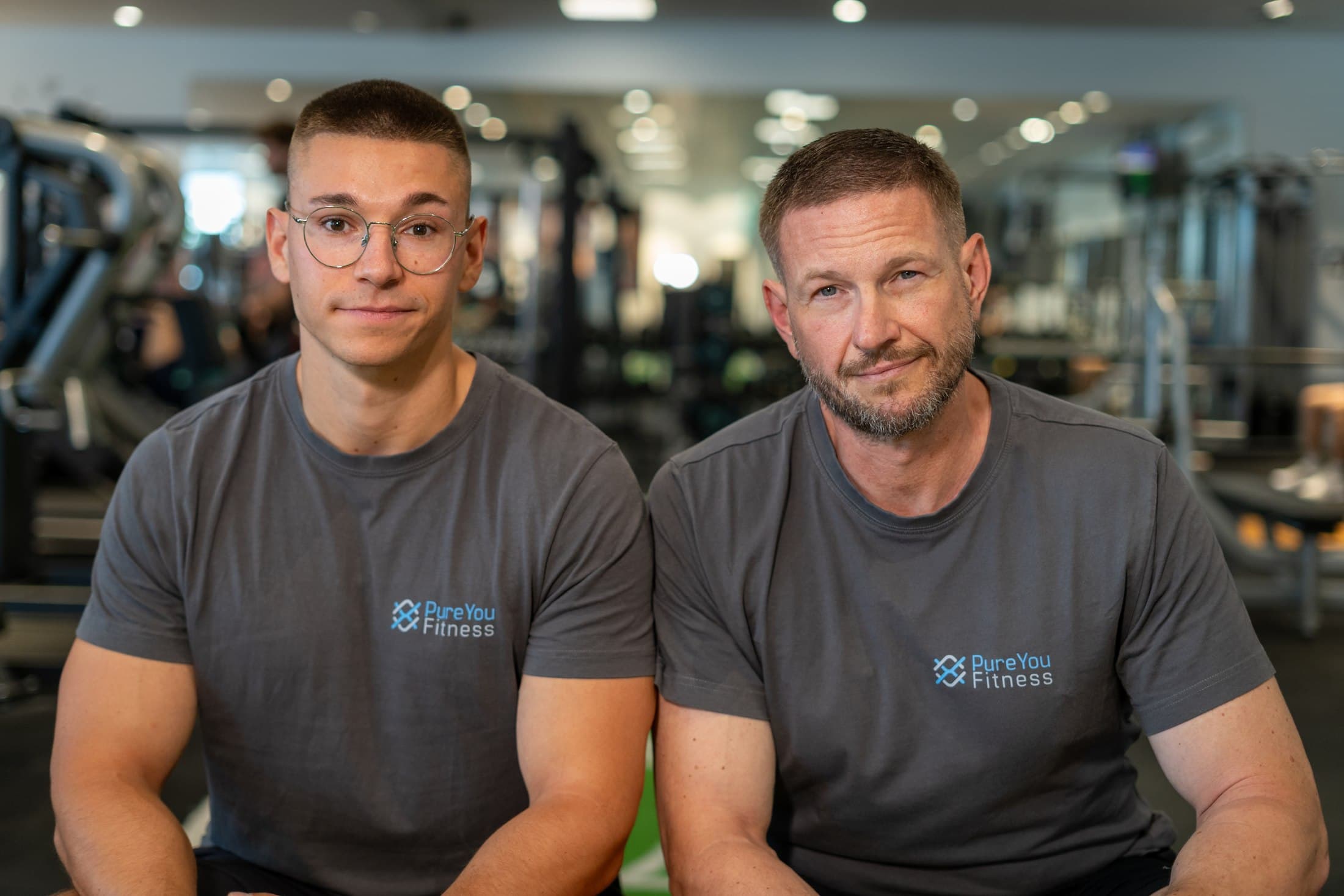 Leo und Pat, Personal Trainer bei PureYou Fitness, im Studio