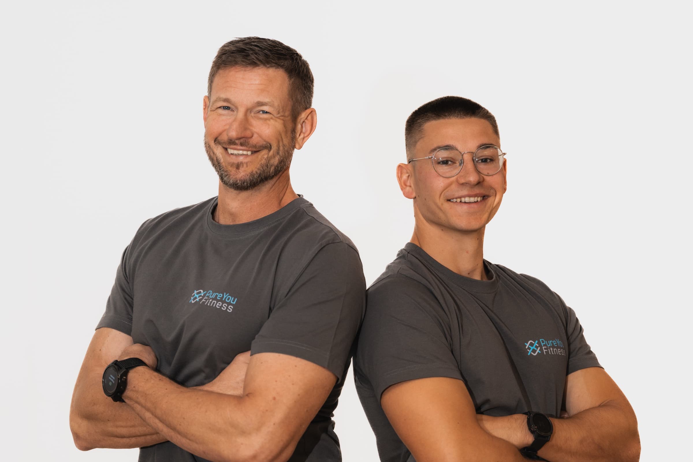 Leo und Pat, die Gründer von PureYou Fitness, lachend im Studio